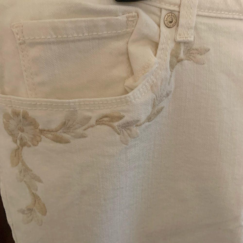 STYLE‎ &CO CREAM COLOR JEANS WITH EMBROIDERED POCKET, sz18 - Picture 4 of 7